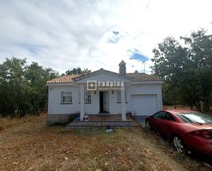 Vista exterior de Casa o xalet en venda en Navahondilla amb Calefacció i Piscina