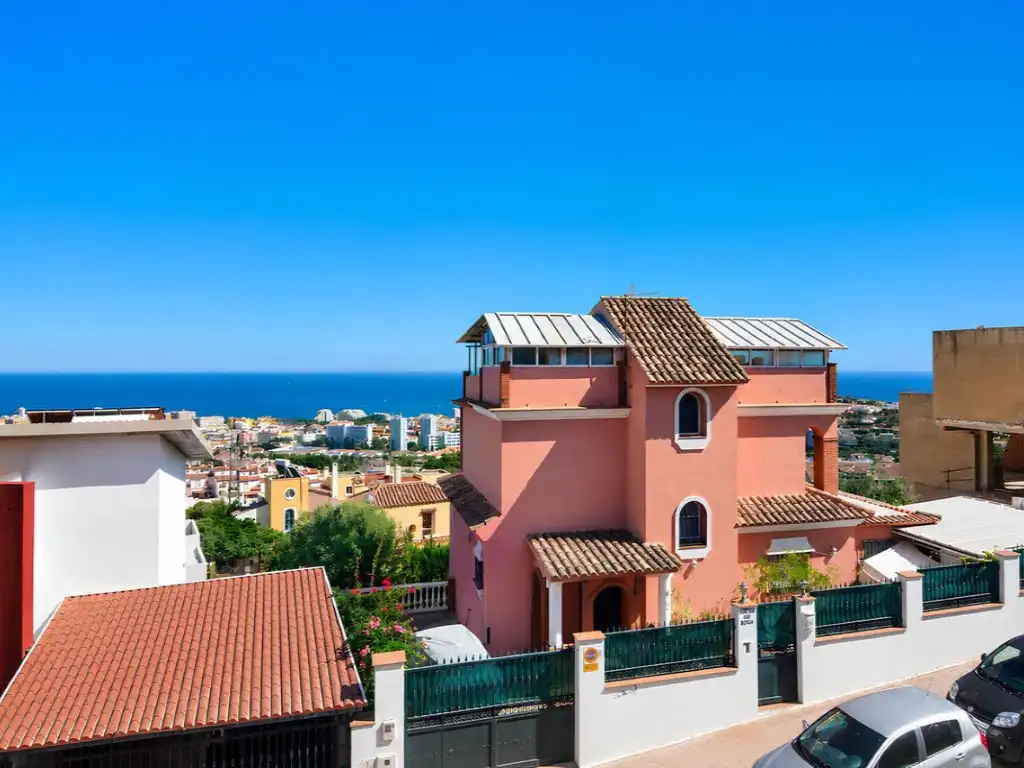 Vista exterior de Casa adosada en venta en Benalmádena con Aire acondicionado, Jardín privado y Amueblado
