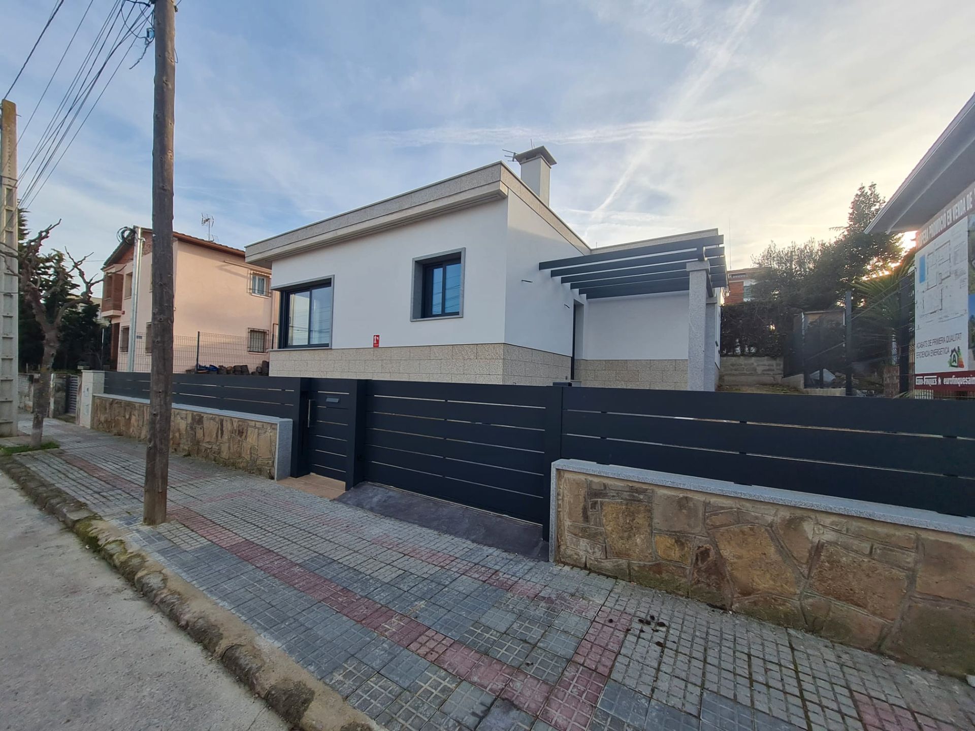 Vista exterior de Casa o xalet en venda en Sant Esteve Sesrovires amb Aire condicionat, Calefacció i Jardí privat