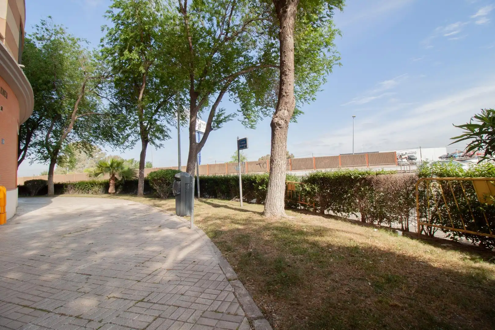 Vista exterior de Local en venta en Sevilla