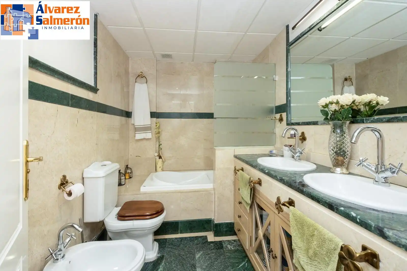 Baño de Casa adosada en venta en Granada con Aire acondicionado, Calefacción y Terraza