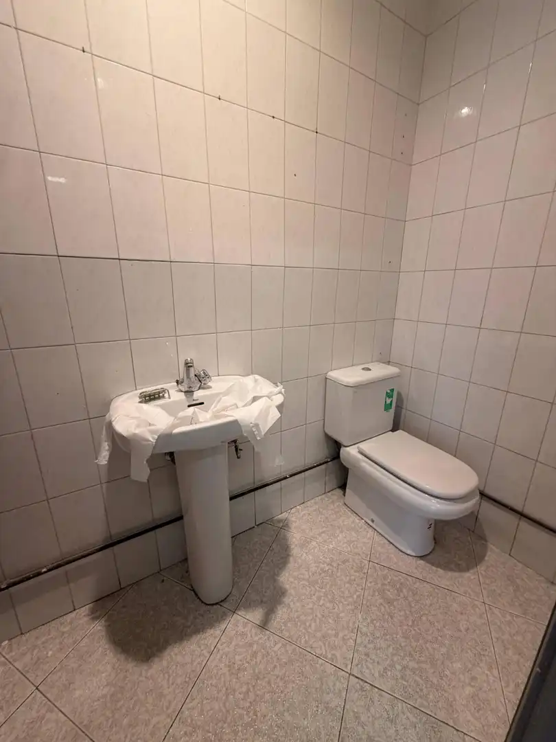 Baño de Local de alquiler en Santander