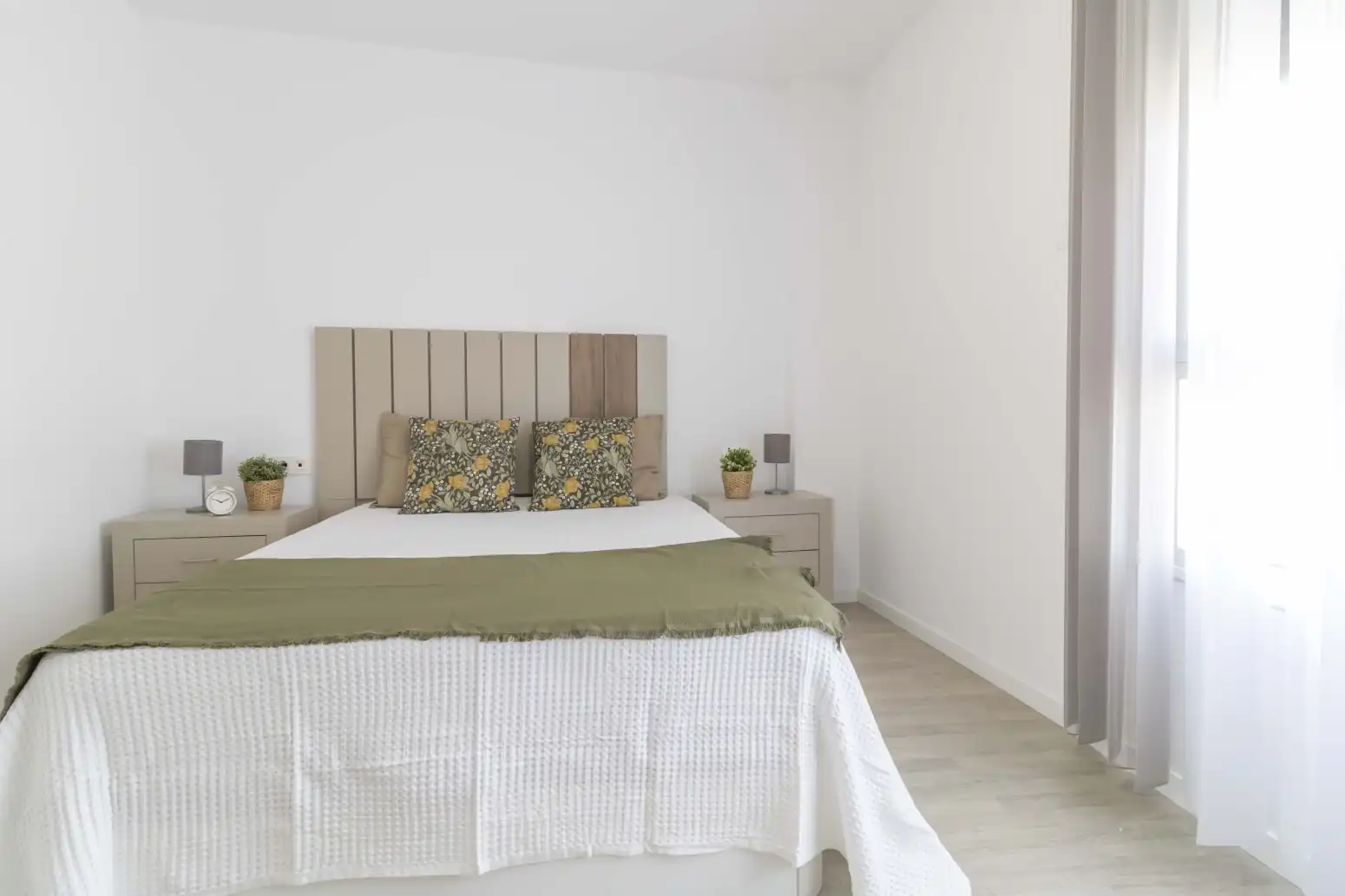Habitación de Piso en venta en Sevilla con Aire acondicionado, Calefacción y Jardín privado