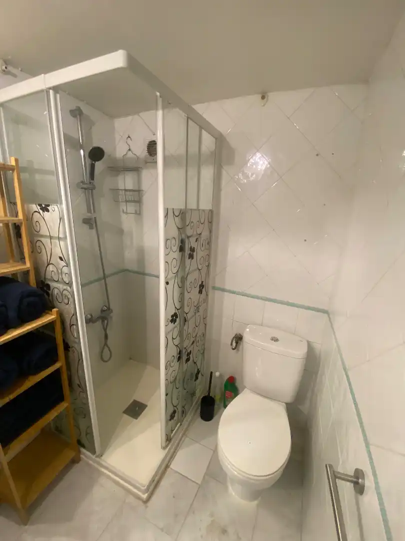 Badezimmer von Dachboden zur Miete in Madrid mit Klimaanlage, Heizung und Möbliert