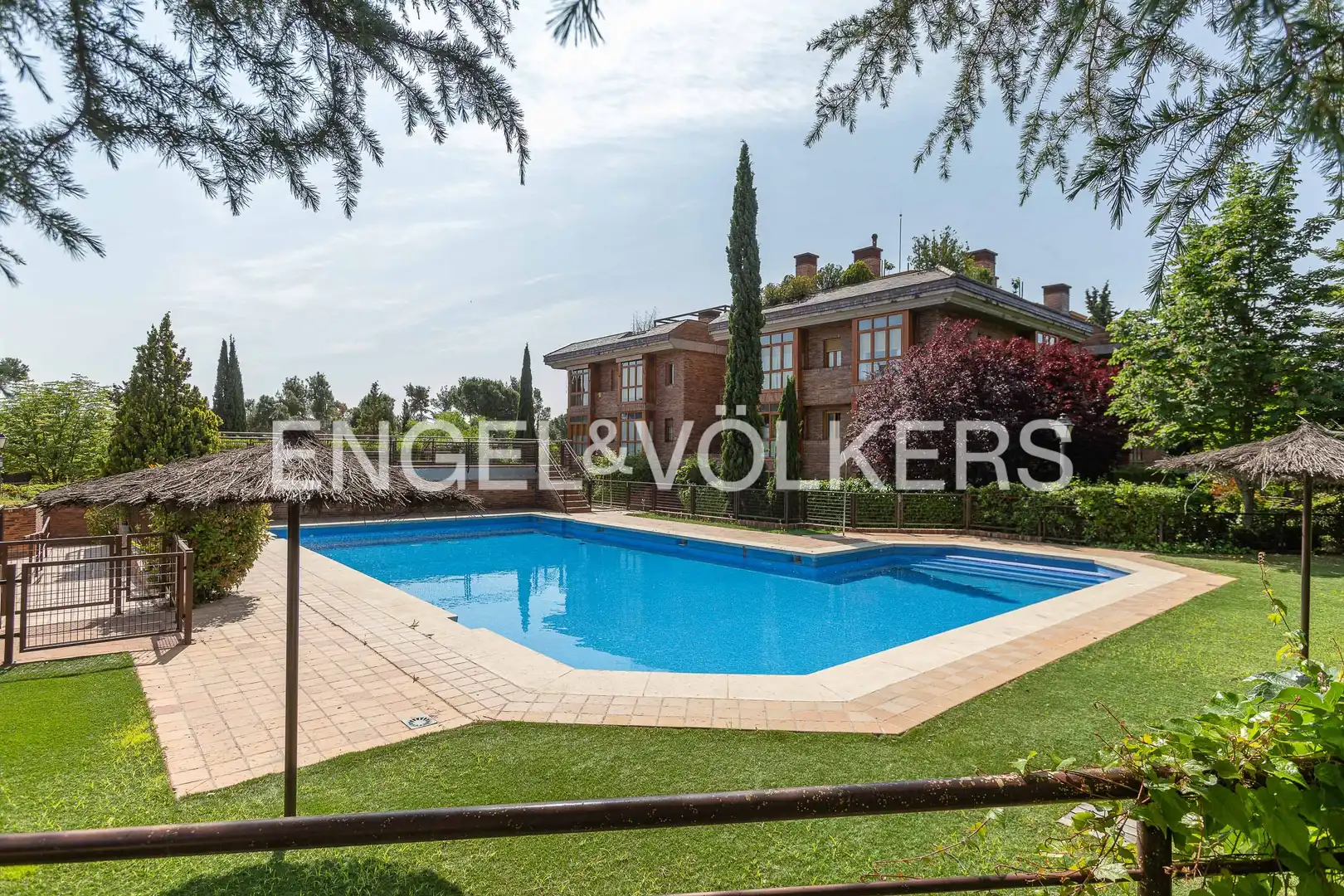 Swimming pool of Apartments for rent in Madrid  with Air Conditioner, Heating and Private garden