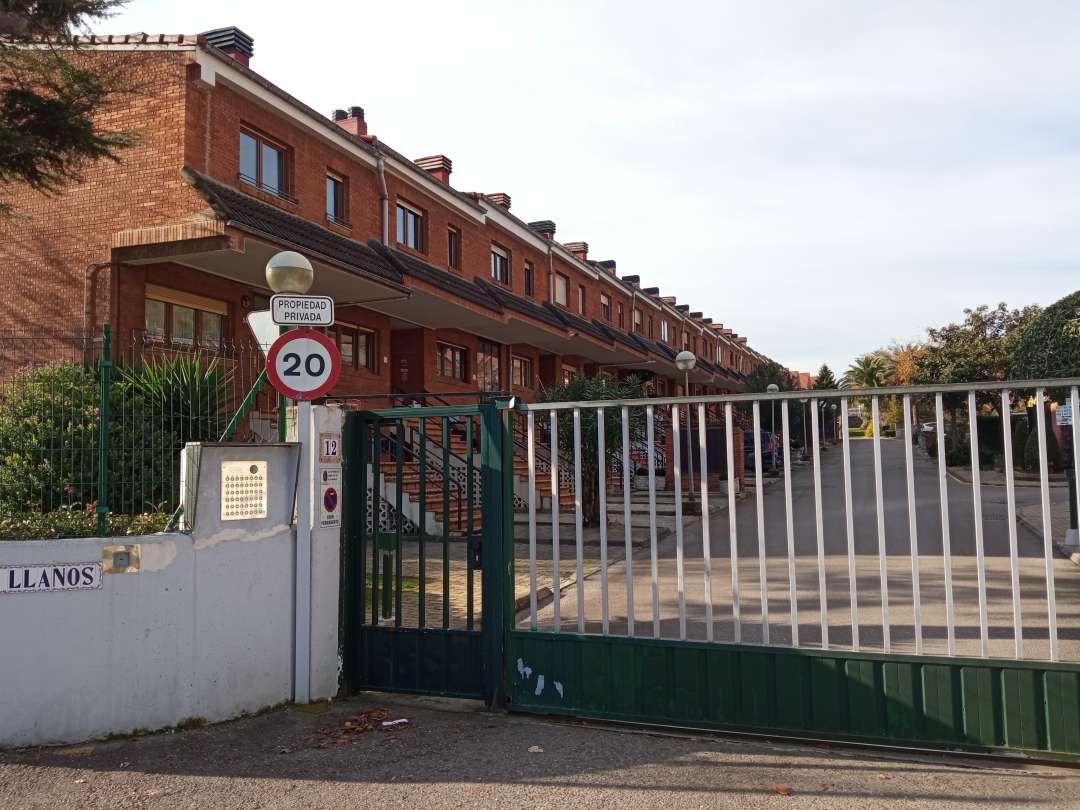 Vista exterior de Casa o xalet de lloguer en Santander amb Calefacció, Jardí privat i Traster