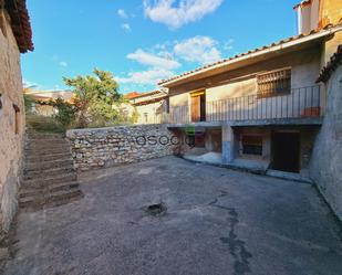 Vista exterior de Casa o xalet en venda en Atienza amb Jardí privat, Terrassa i Traster