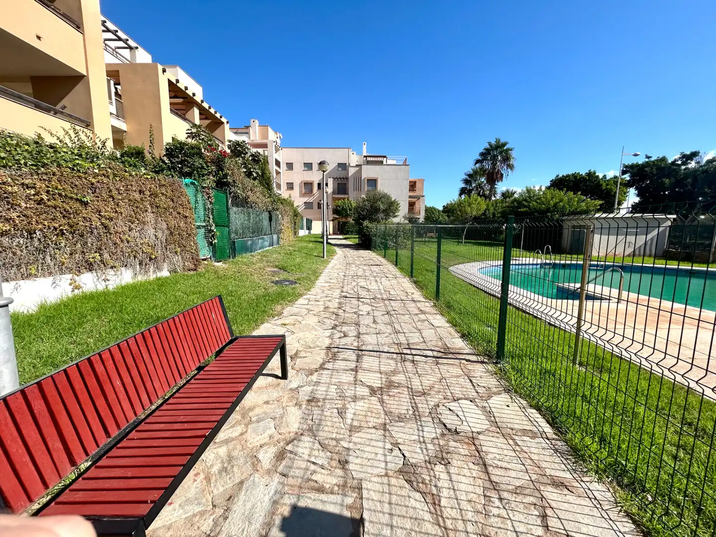 Außenansicht von Wohnungen zum Verkauf in Almería mit Terrasse, Abstellraum und Gemeinschaftspool