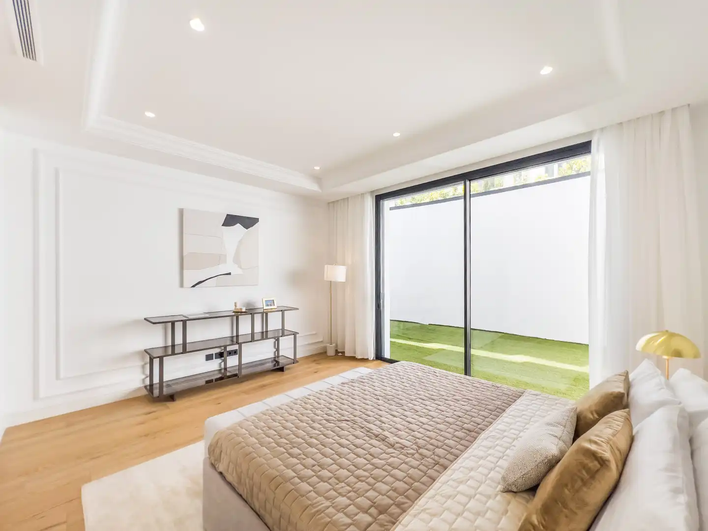 Schlafzimmer von Haus oder Chalet zum Verkauf in Marbella mit Klimaanlage, Heizung und Privatgarten