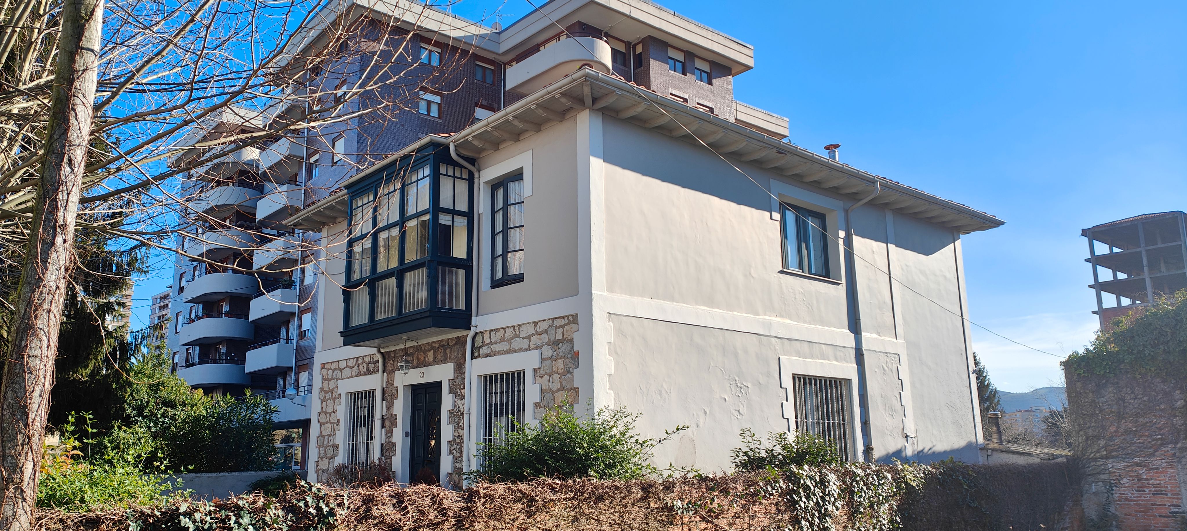 Vista exterior de Casa o xalet en venda en Torrelavega  amb Calefacció, Jardí privat i Traster