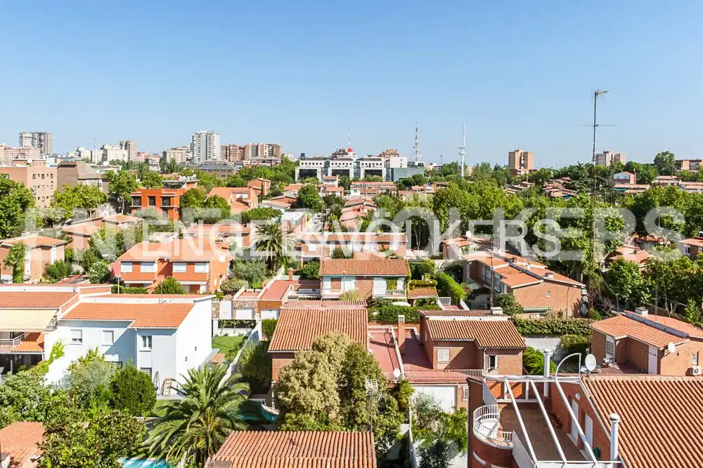 Außenansicht von Wohnung zur Miete in Madrid mit Klimaanlage, Heizung und Parkett