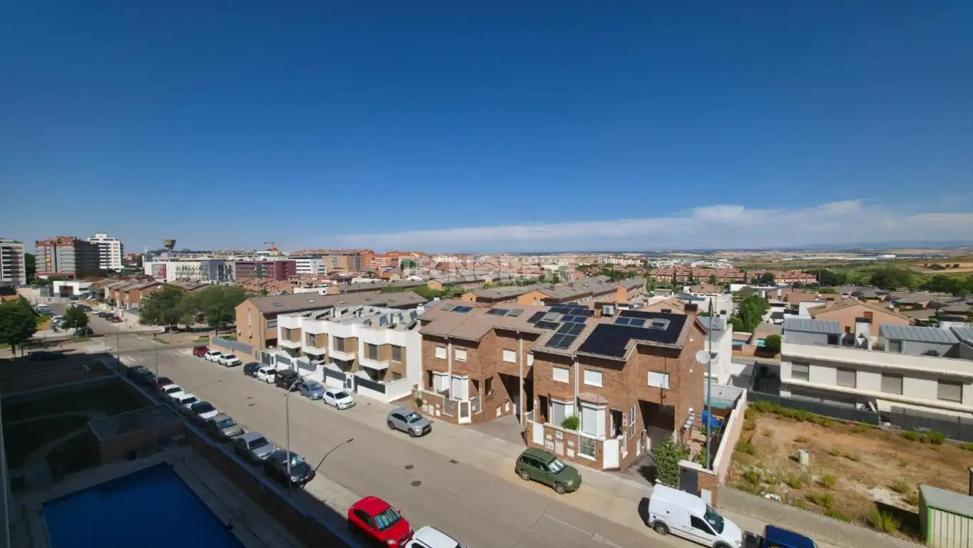 Vista exterior de Piso en venta en Guadalajara con Parquet y Piscina comunitaria