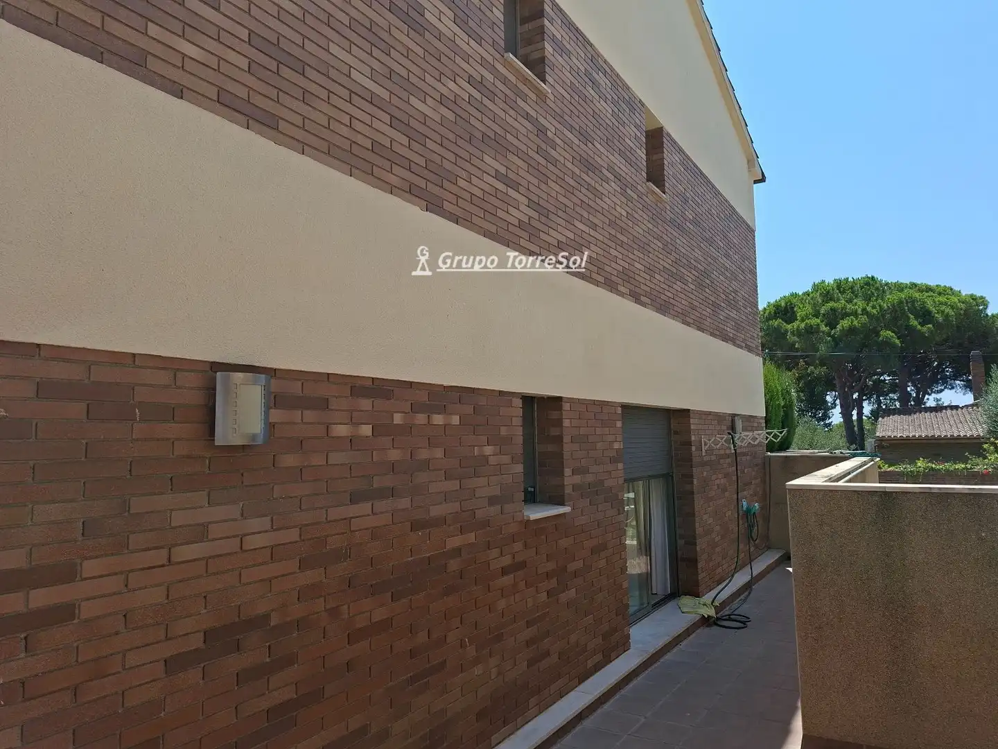 Außenansicht von Einfamilien-Reihenhaus zum Verkauf in El Vendrell mit Privatgarten, Schwimmbad und Gemeinschaftspool