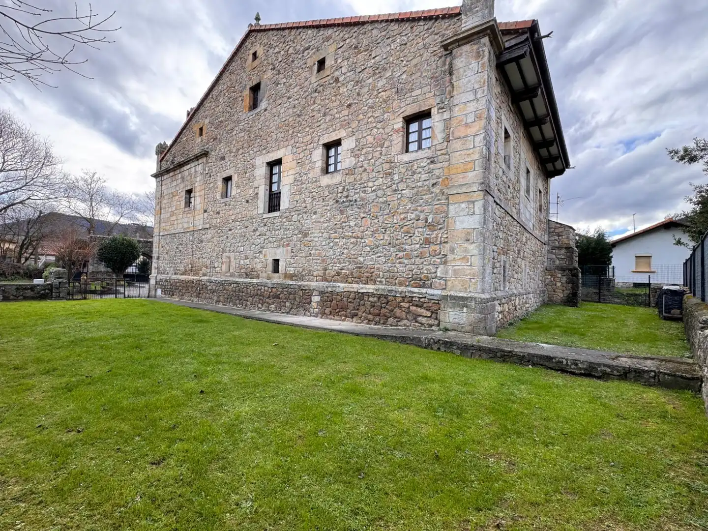 Vista exterior de Casa o chalet en venta en Los Corrales de Buelna  con Calefacción, Jardín privado y Terraza