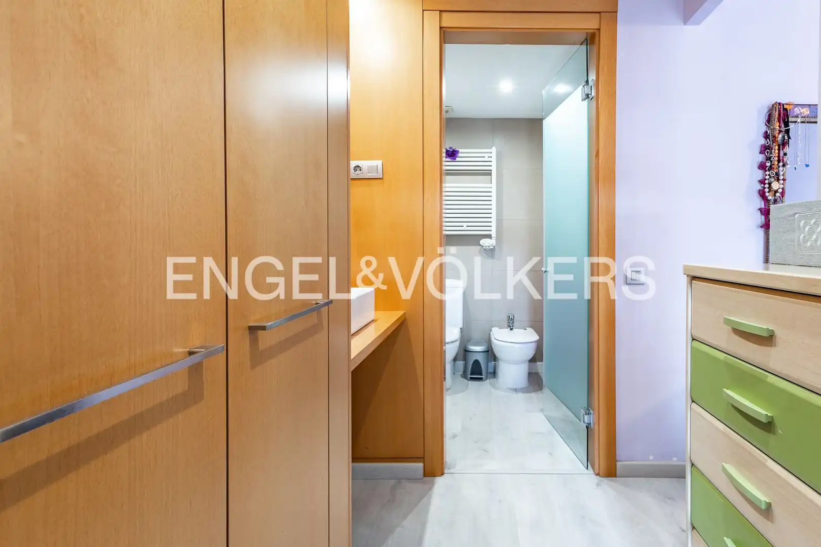 Badezimmer von Dachboden zum Verkauf in Montcada i Reixac mit Klimaanlage, Heizung und Parkett