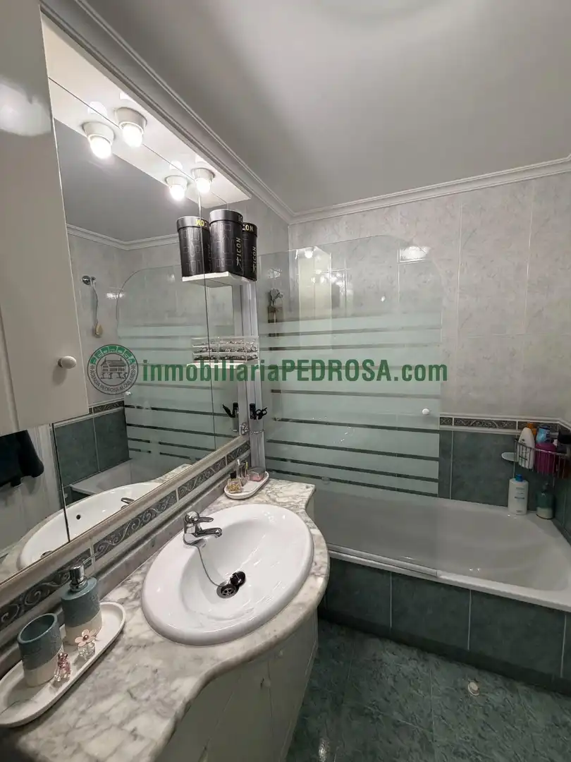 Bany de Apartament en venda en Pontevedra Capital  amb Calefacció i Traster