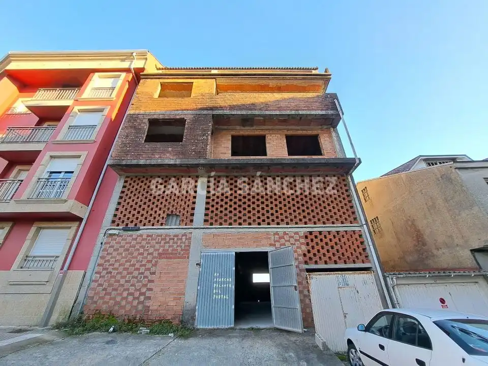 Vista exterior de Edifici en venda en Boiro