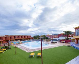 Piscina de Apartament de lloguer en San Bartolomé de Tirajana amb Aire condicionat i Terrassa