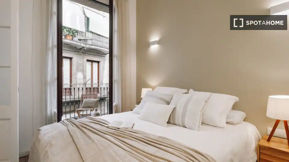 Flat with terrace to rent in Eixample