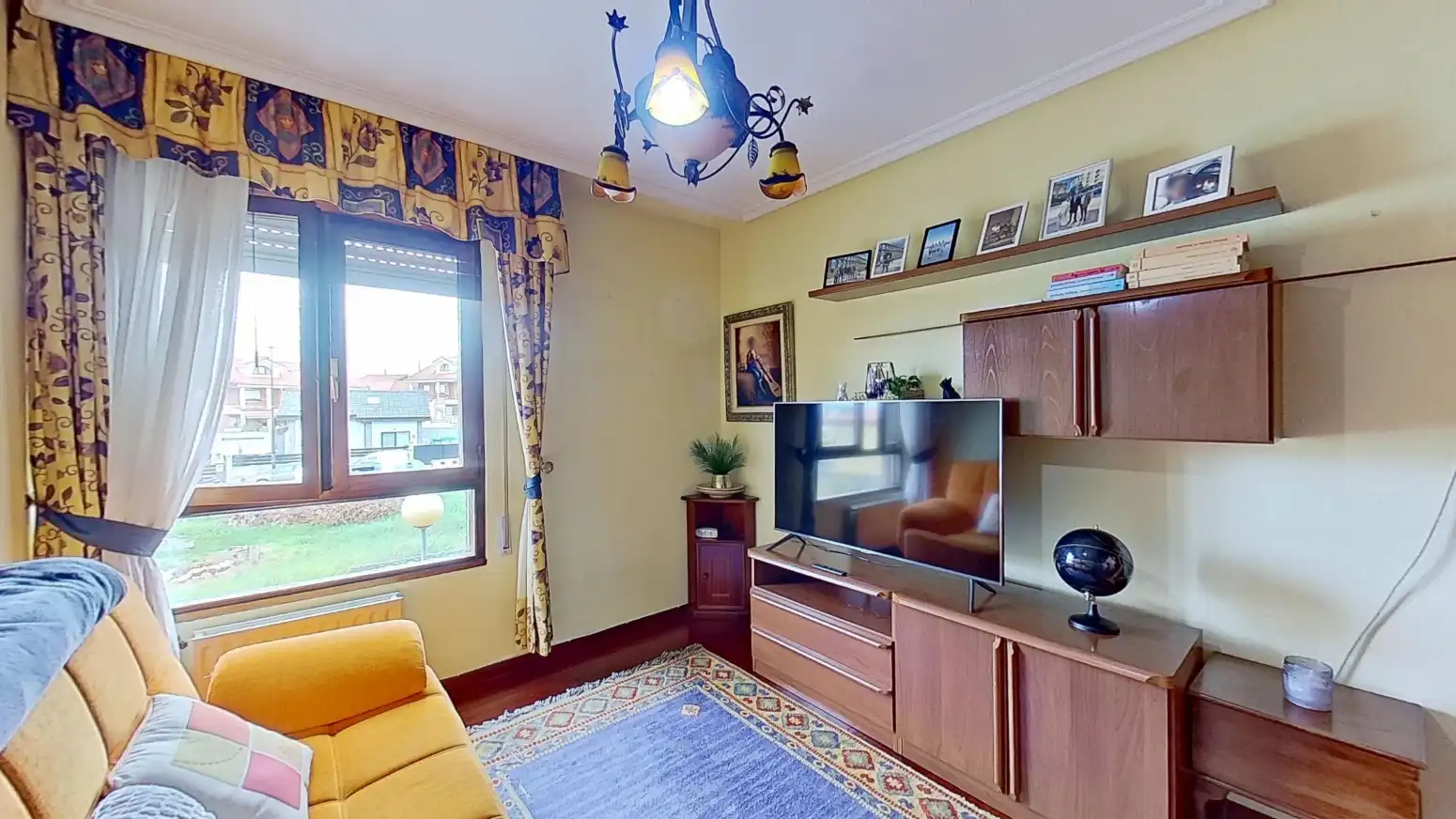 Sala d'estar de Casa adosada en venda en Torrelavega  amb Calefacció, Jardí privat i Parquet