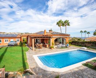 Vista exterior de Casa o xalet en venda en Sotogrande amb Aire condicionat, Terrassa i Piscina