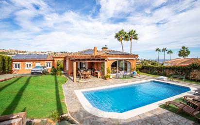 Vista exterior de Casa o xalet en venda en Sotogrande amb Aire condicionat, Terrassa i Piscina