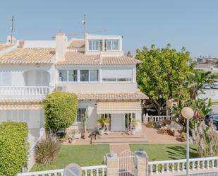 Jardí de Casa adosada en venda en Orihuela amb Aire condicionat, Terrassa i Balcó