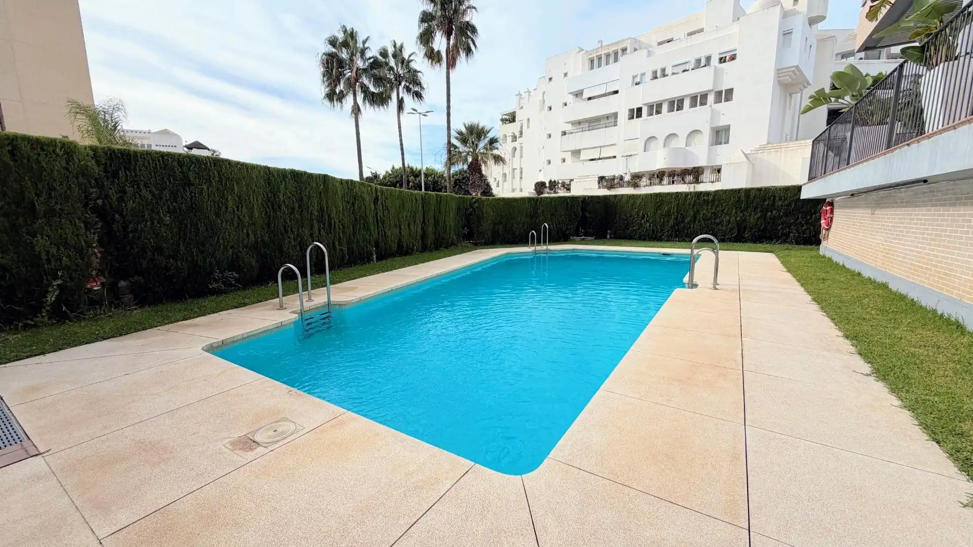 Swimming pool of Flat for rent in El Bajondillo
