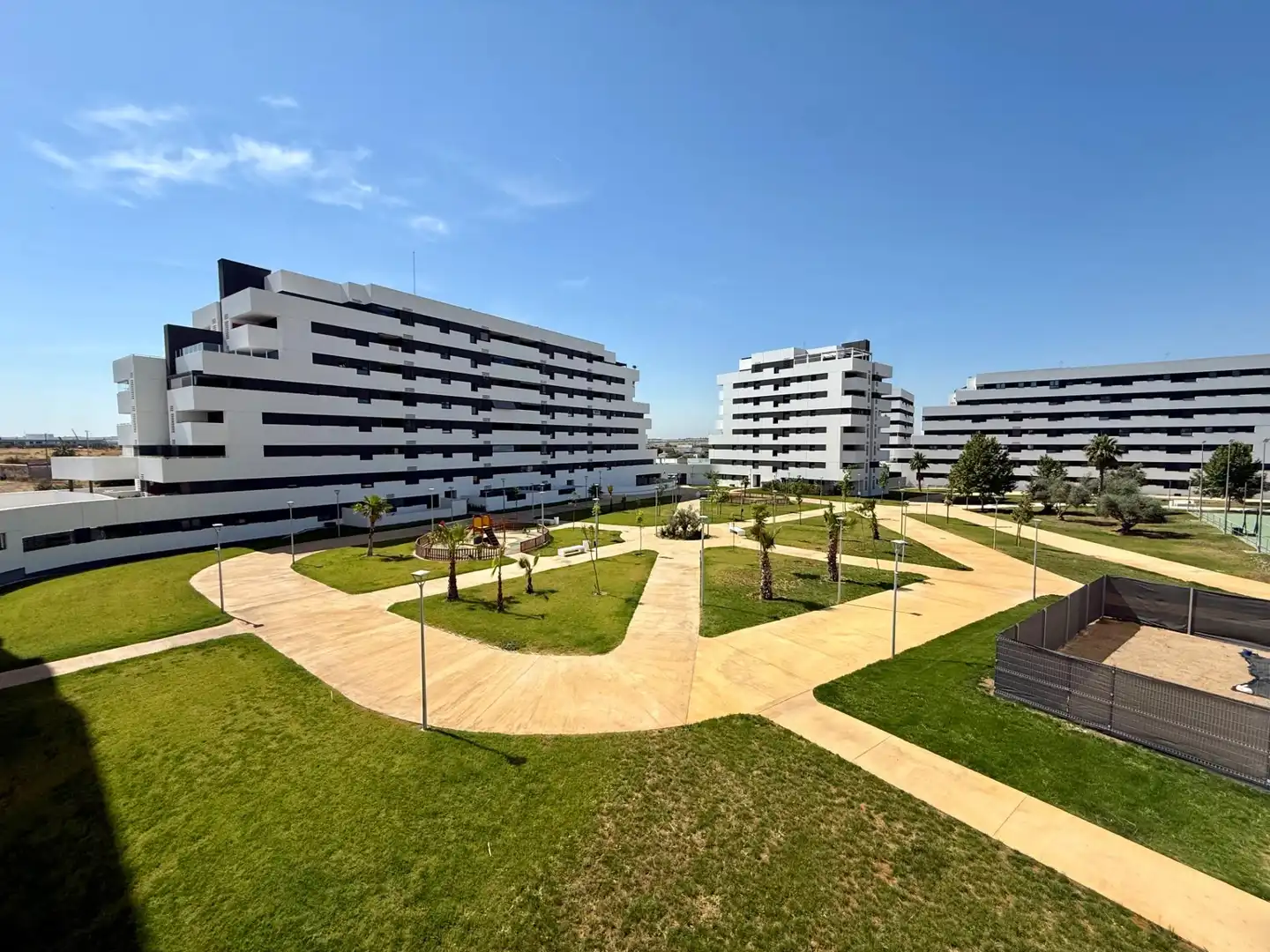 Außenansicht von Wohnung zur Miete in Sevilla mit Klimaanlage, Heizung und Privatgarten
