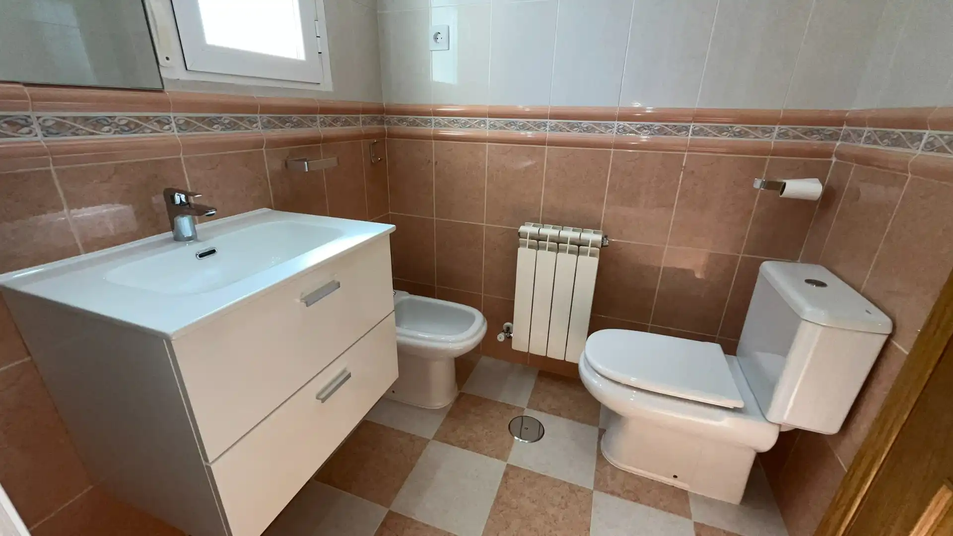 Bany de Casa adosada de lloguer en Aldea del Fresno amb Aire condicionat, Calefacció i Parquet