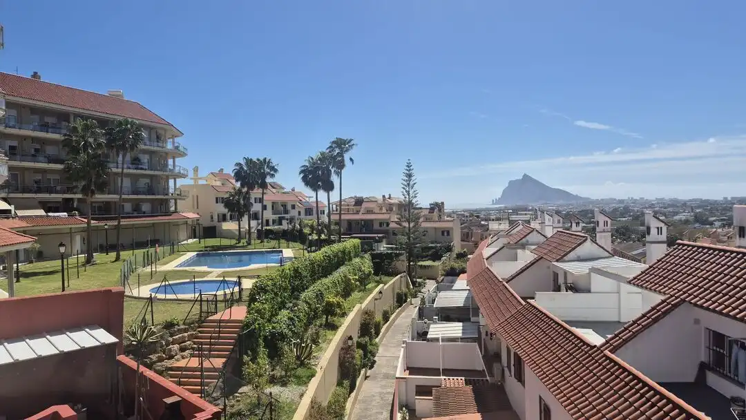 Vista exterior de Casa adosada de alquiler en La Línea de la Concepción con Aire acondicionado, Calefacción y Jardín privado