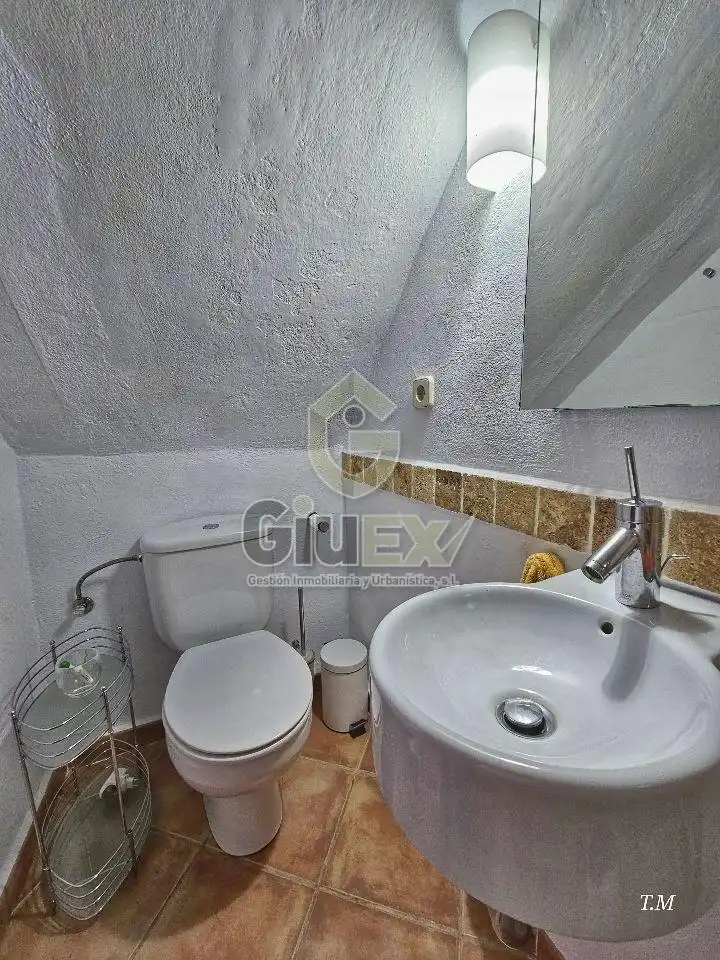 Baño de Casa o chalet de alquiler en Cáceres con Calefacción, Terraza y Amueblado