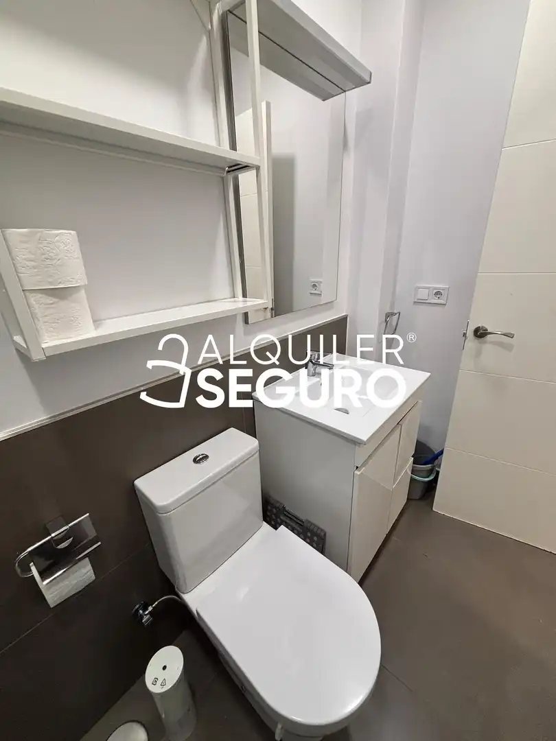 Badezimmer von Wohnung zur Miete in Madrid mit Klimaanlage, Heizung und Möbliert