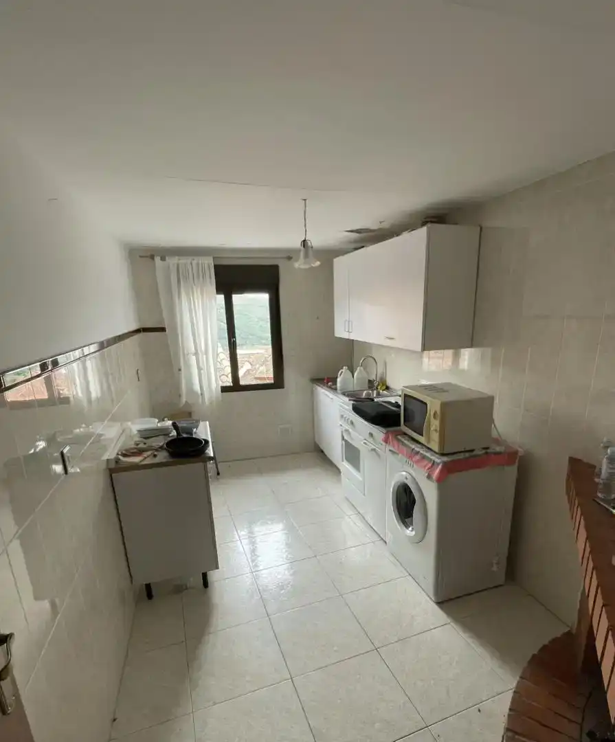 Cocina de Piso en venta en Gata con Trastero, Lavadora y Microondas