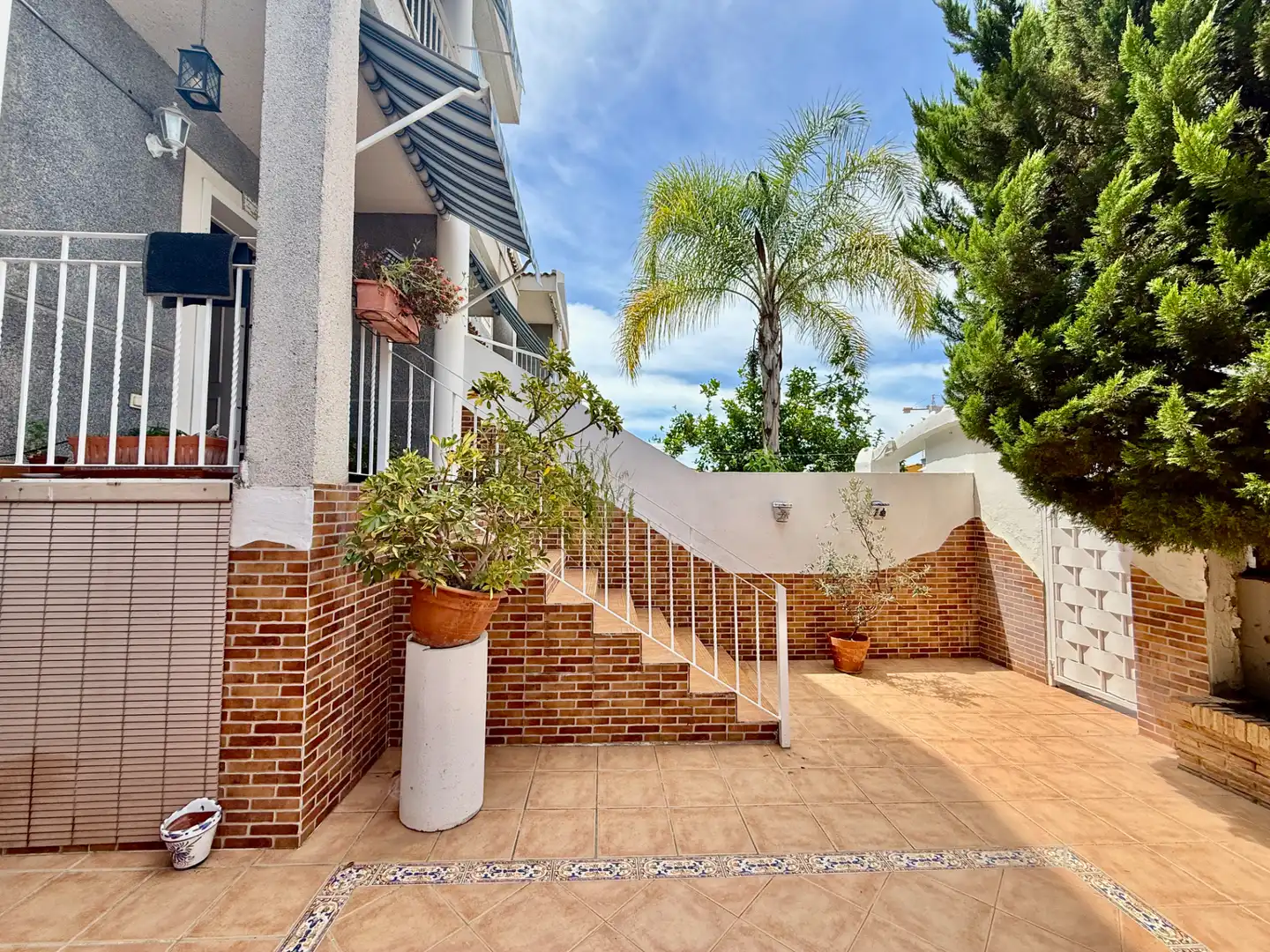 Terrasse von Einfamilien-Reihenhaus zum Verkauf in San Antonio de Benagéber mit Klimaanlage, Heizung und Privatgarten
