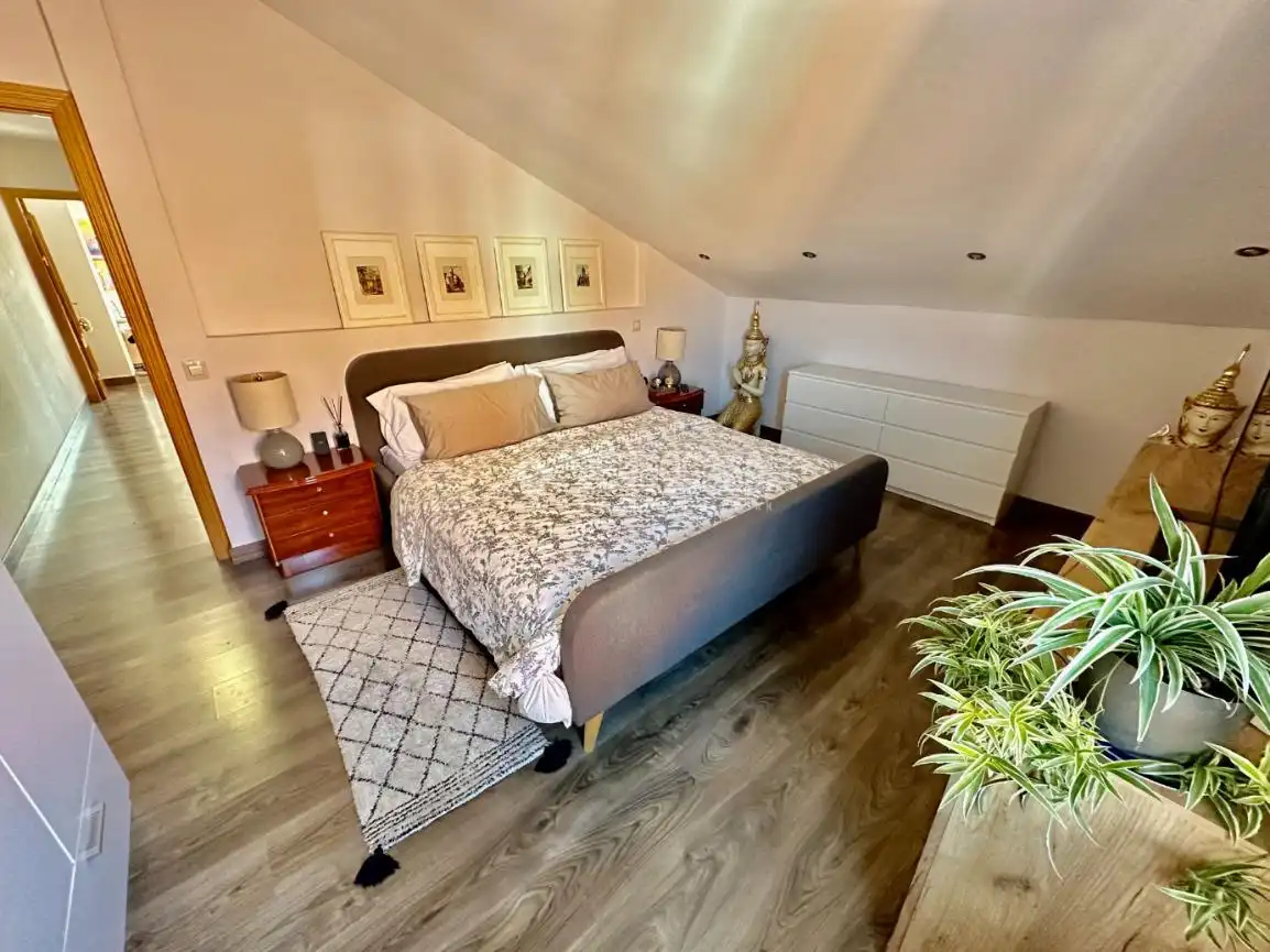Habitación de Casa adosada en venta en Pioz con Calefacción, Jardín privado y Parquet