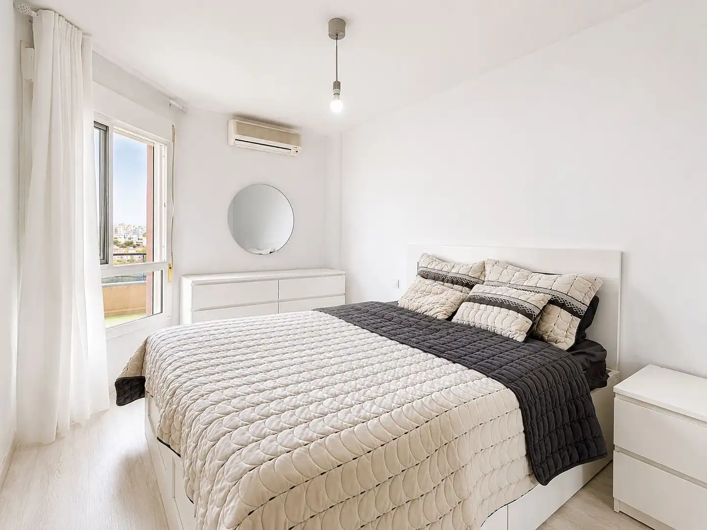 Dormitori de Apartament en venda en Benalmádena amb Jardí privat i Piscina comunitària
