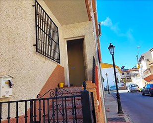 Vista exterior de Casa adosada en venda en Las Gabias amb Jardí privat, Terrassa i Traster