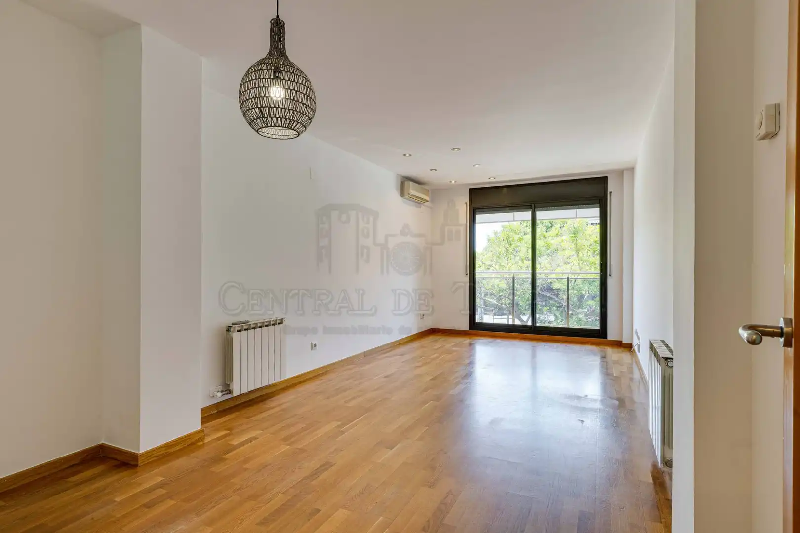 Bedroom of Flat for sale in Sant Cugat del Vallès  with Air Conditioner, Heating and Parquet flooring