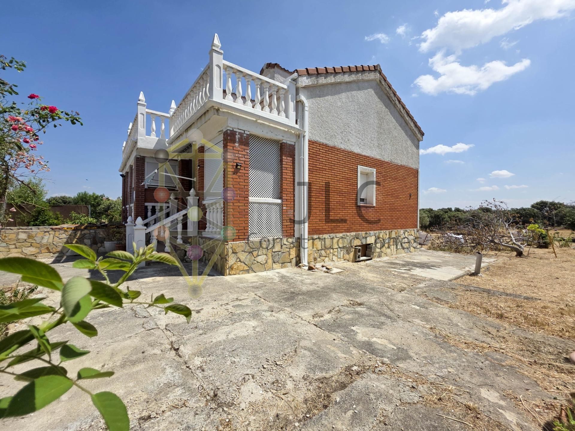 Vista exterior de Casa o xalet en venda en El Casar amb Jardí privat i Terrassa