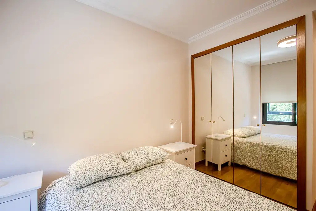 Bedroom of Flat for rent in Madrid  with Air Conditioner, Private garden and Storage room