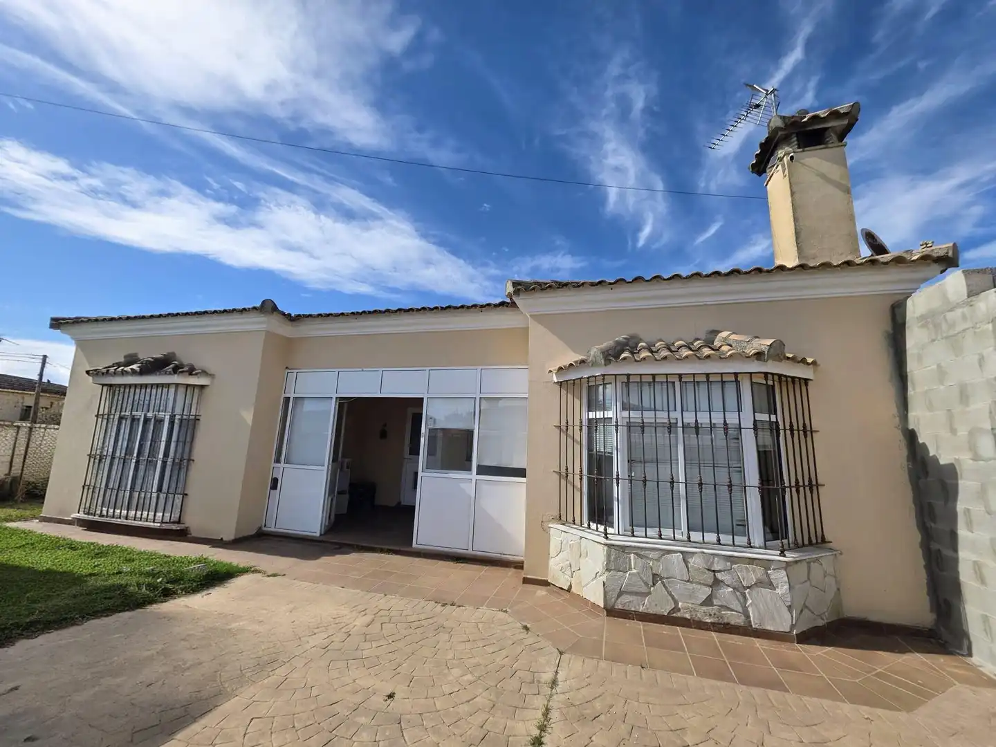 Außenansicht von Haus oder Chalet zum Verkauf in Chiclana de la Frontera mit Terrasse und Schwimmbad