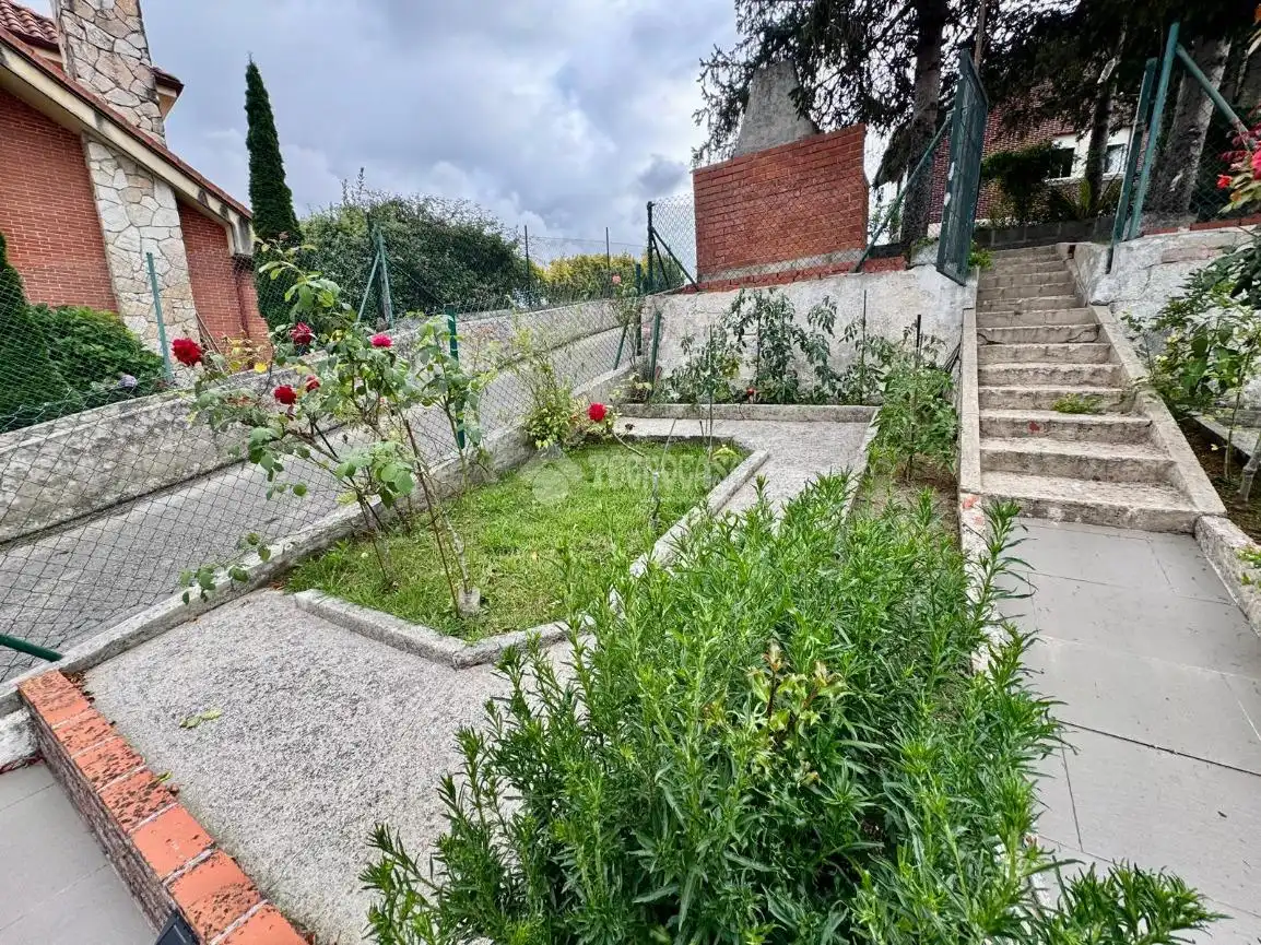 Jardí de Casa o xalet en venda en El Astillero   amb Calefacció, Parquet i Terrassa