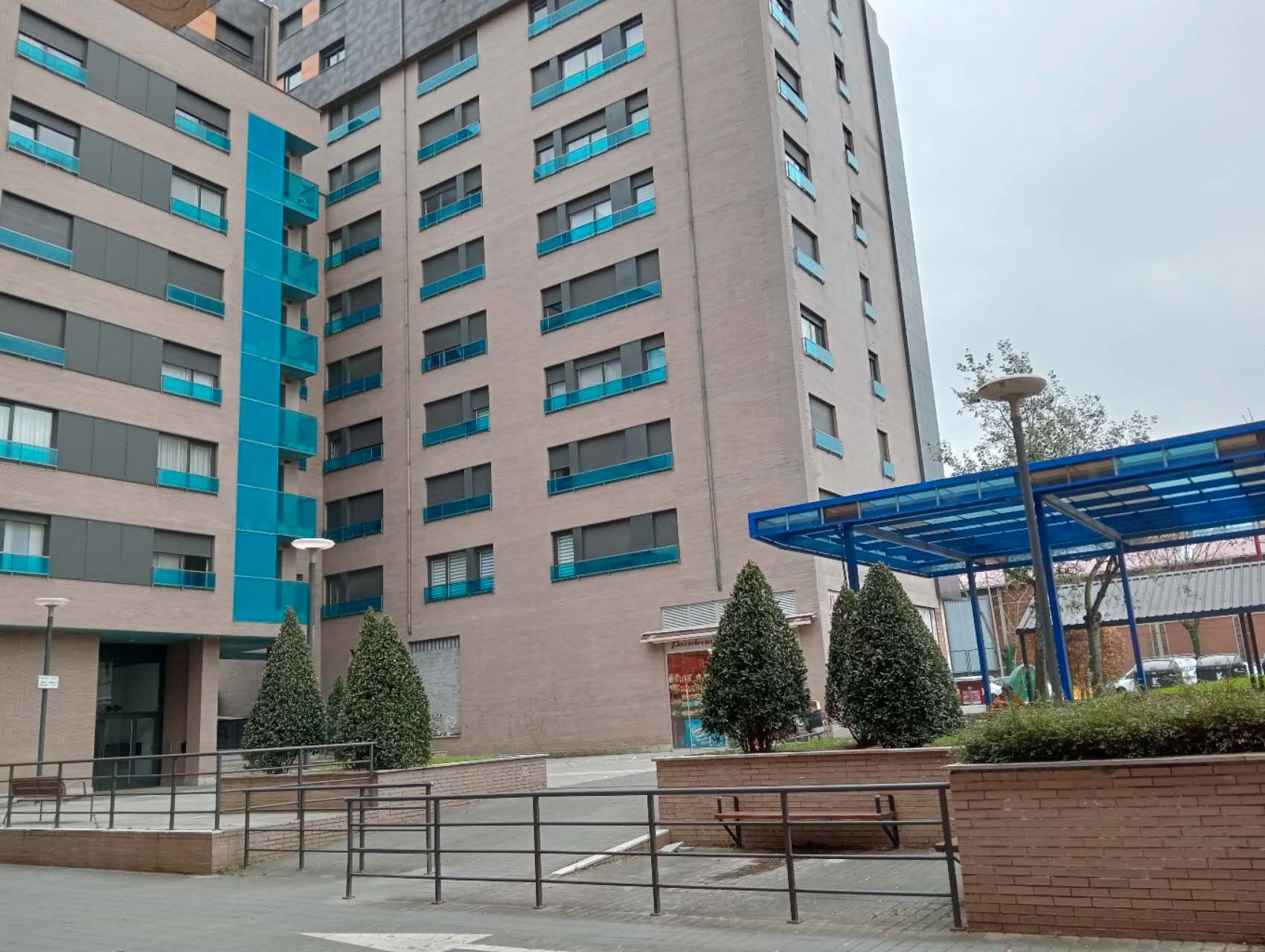 Vista exterior de Local de lloguer en Barakaldo  amb Aire condicionat, Calefacció i Moblat