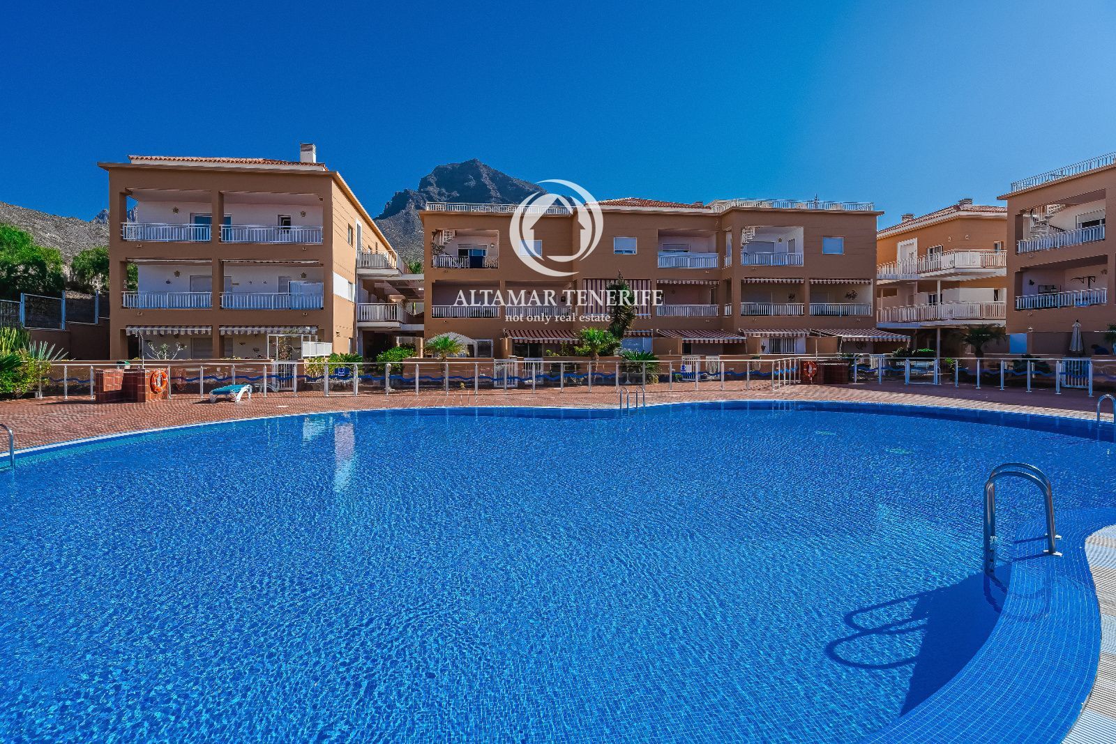 Vista exterior de Apartament de lloguer en Adeje amb Terrassa, Piscina i Moblat