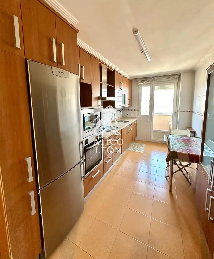 Cocina de Piso en venta en León Capital  con Calefacción, Terraza y Trastero