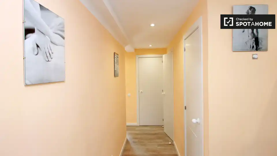 Room in La Verneda i la Pau
