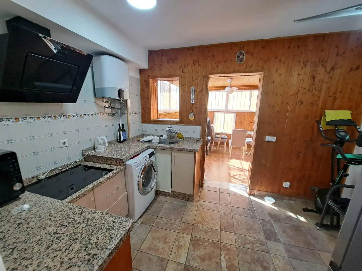 Cuina de Casa adosada en venda en Torremolinos amb Aire condicionat, Terrassa i Traster