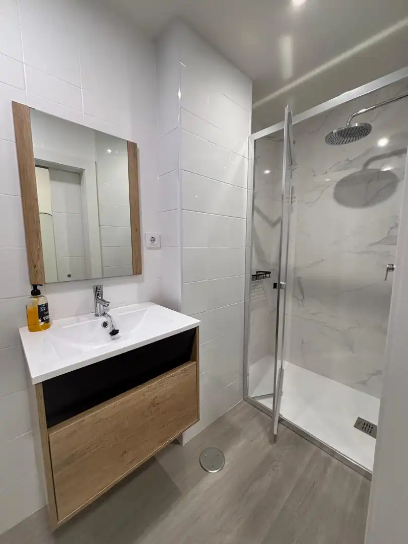 Baño de Apartamento de alquiler en Oviedo  con Calefacción, Parquet y Amueblado