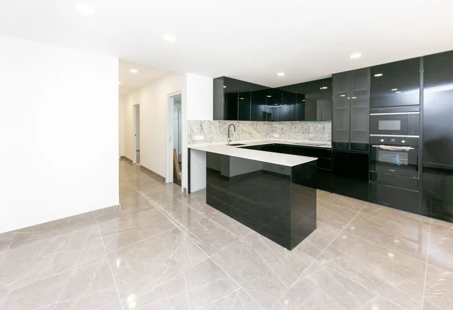 Cocina de Apartamento en venta en Marbella con Aire acondicionado, Calefacción y Terraza